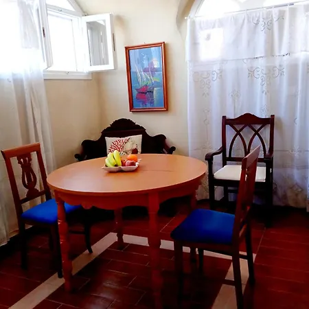 Loukas Kontos Traditional House Εμπορειό