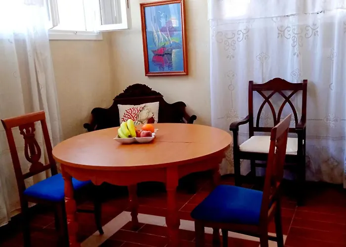 Loukas Kontos Traditional House Emporio (Santorini)